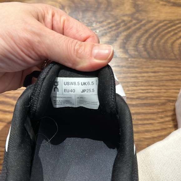 On- Running Cloudrunner Woman’s US 8.5 - Picture 9 of 10